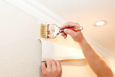 Pose de papier peint à Belcastel — revêtements muraux et toiles de verre